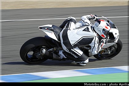 aprilia_rsv4r_aprc_2011_005.jpg