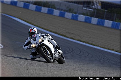 aprilia_rsv4r_aprc_2011_007.jpg