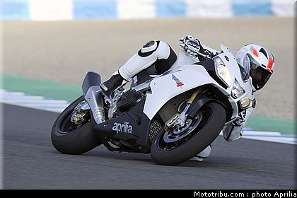 aprilia_rsv4r_aprc_2011_008.jpg