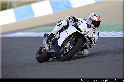 aprilia_rsv4r_aprc_2011_009.jpg