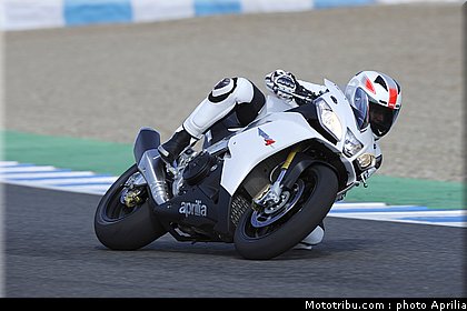 aprilia_rsv4r_aprc_2011_010.jpg