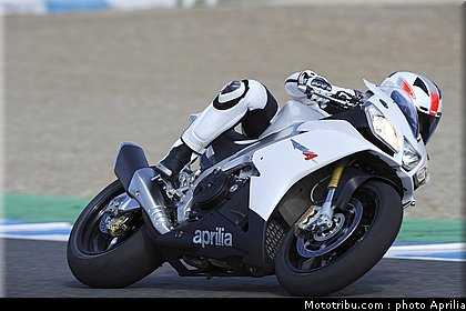 aprilia_rsv4r_aprc_2011_011.jpg