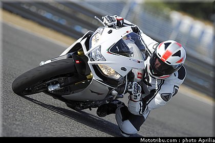 aprilia_rsv4r_aprc_2011_013.jpg