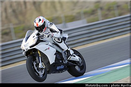 aprilia_rsv4r_aprc_2011_015.jpg