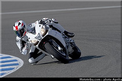 aprilia_rsv4r_aprc_2011_019.jpg