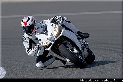 aprilia_rsv4r_aprc_2011_020.jpg