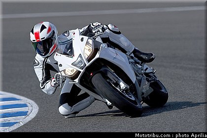 aprilia_rsv4r_aprc_2011_021.jpg