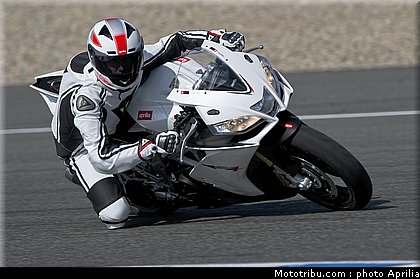 aprilia_rsv4r_aprc_2011_022.jpg