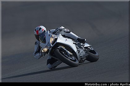 aprilia_rsv4r_aprc_2011_024.jpg