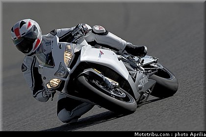 aprilia_rsv4r_aprc_2011_025.jpg