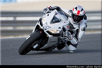 aprilia_rsv4r_aprc_2011_027.jpg