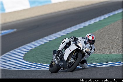 aprilia_rsv4r_aprc_2011_028.jpg