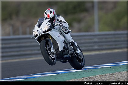 aprilia_rsv4r_aprc_2011_029.jpg