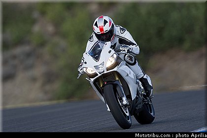 aprilia_rsv4r_aprc_2011_030.jpg