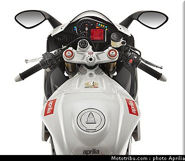 aprilia_rsv4r_aprc_2011_043.jpg