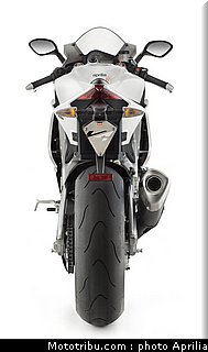 aprilia_rsv4r_aprc_2011_044.jpg