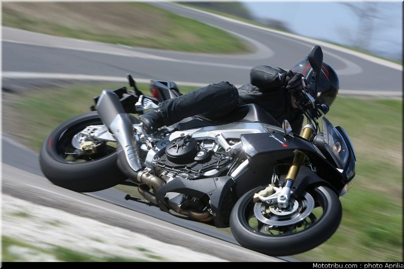 aprilia_v4_tuono_2011_0001