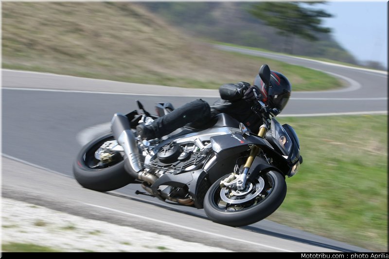 aprilia_v4_tuono_2011_0003