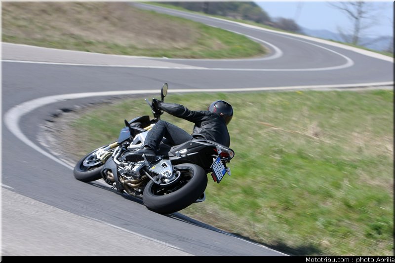 aprilia_v4_tuono_2011_0006