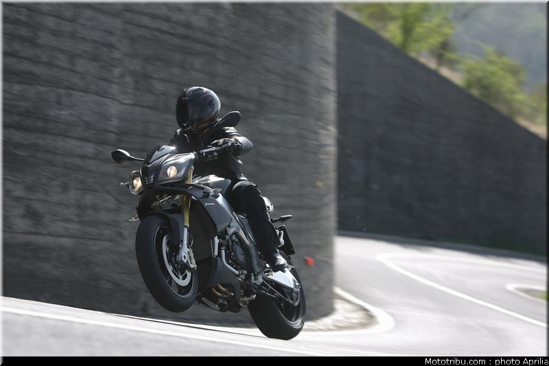 aprilia_v4_tuono_2011_0008