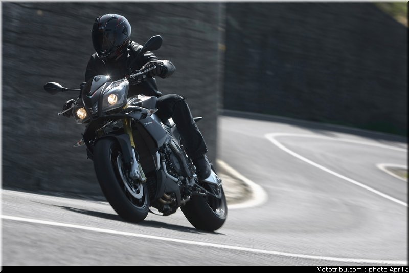 aprilia_v4_tuono_2011_0009