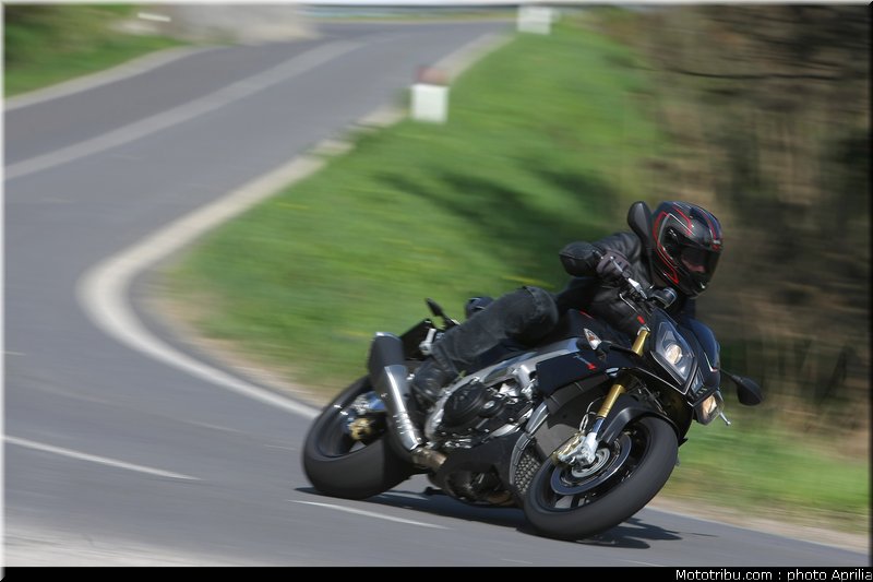 aprilia_v4_tuono_2011_0011