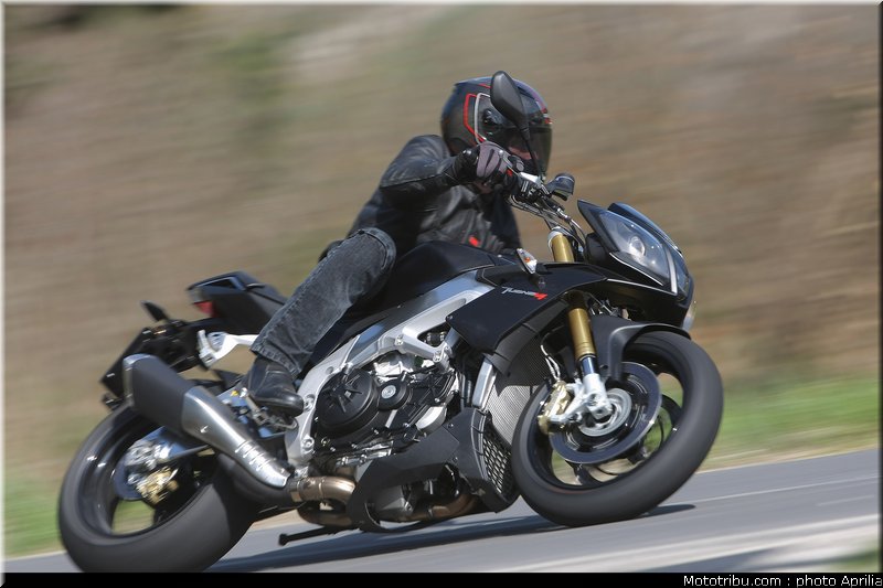 aprilia_v4_tuono_2011_0012