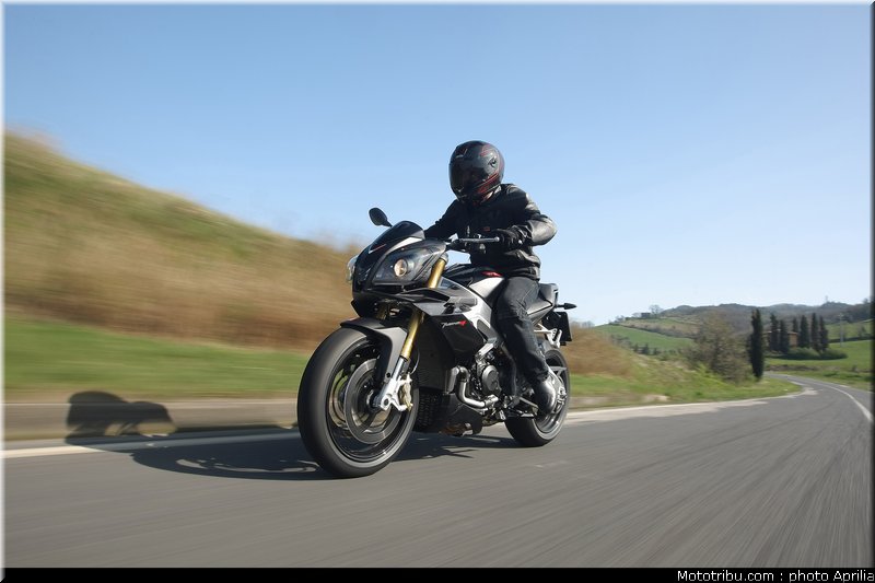 aprilia_v4_tuono_2011_0014