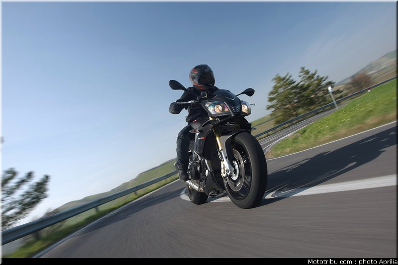 aprilia_v4_tuono_2011_0019