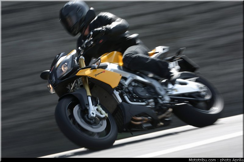 aprilia_v4_tuono_2011_0024
