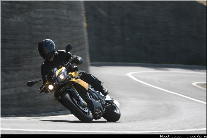 aprilia_v4_tuono_2011_0025