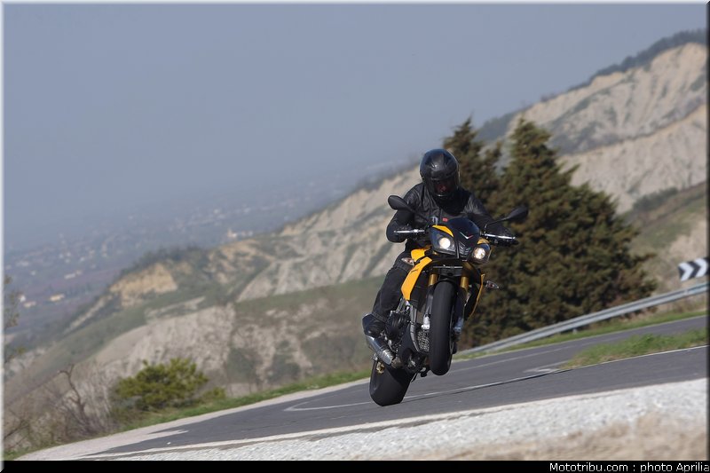 aprilia_v4_tuono_2011_0026