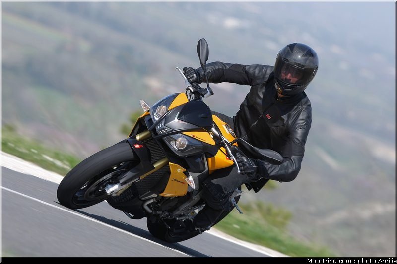 aprilia_v4_tuono_2011_0027