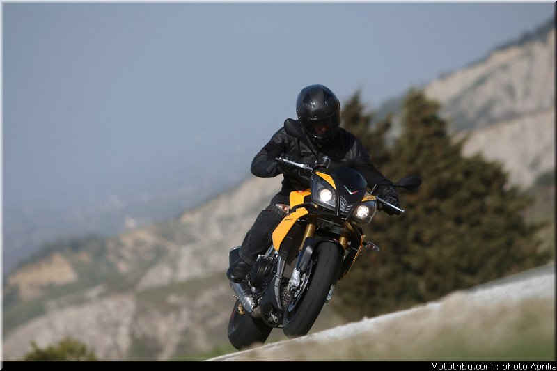 aprilia_v4_tuono_2011_0028