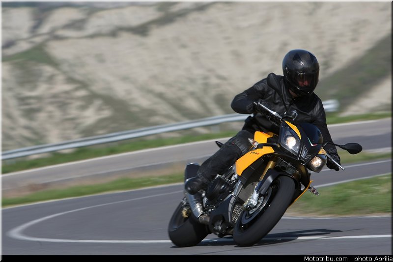 aprilia_v4_tuono_2011_0029