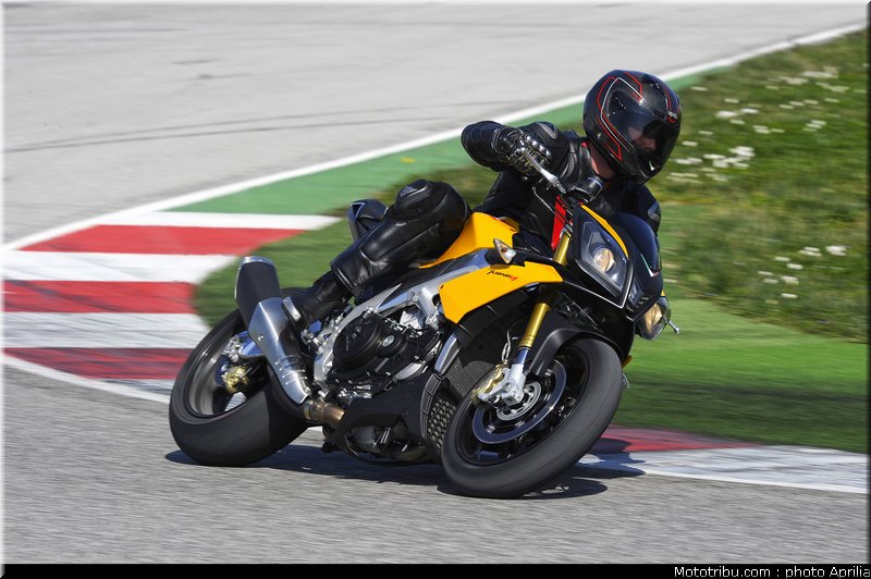 aprilia_v4_tuono_2011_0031