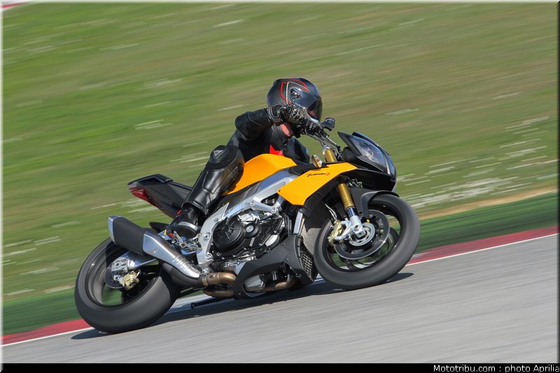 aprilia_v4_tuono_2011_0032