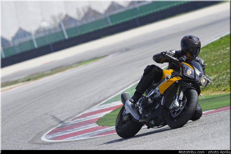 aprilia_v4_tuono_2011_0033
