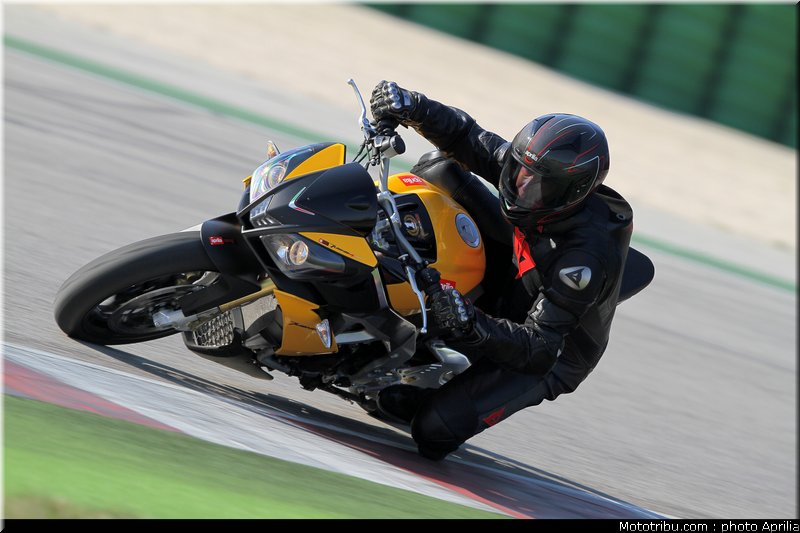 aprilia_v4_tuono_2011_0034