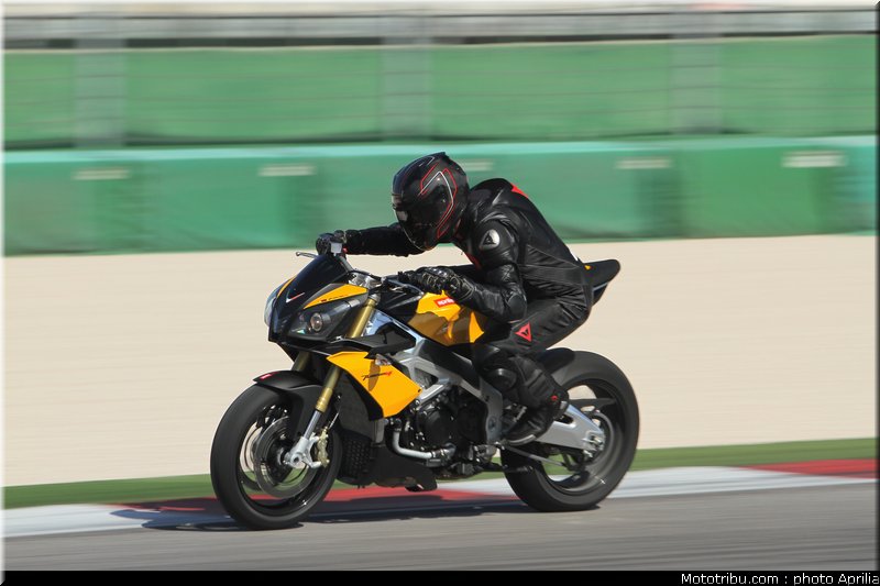 aprilia_v4_tuono_2011_0037