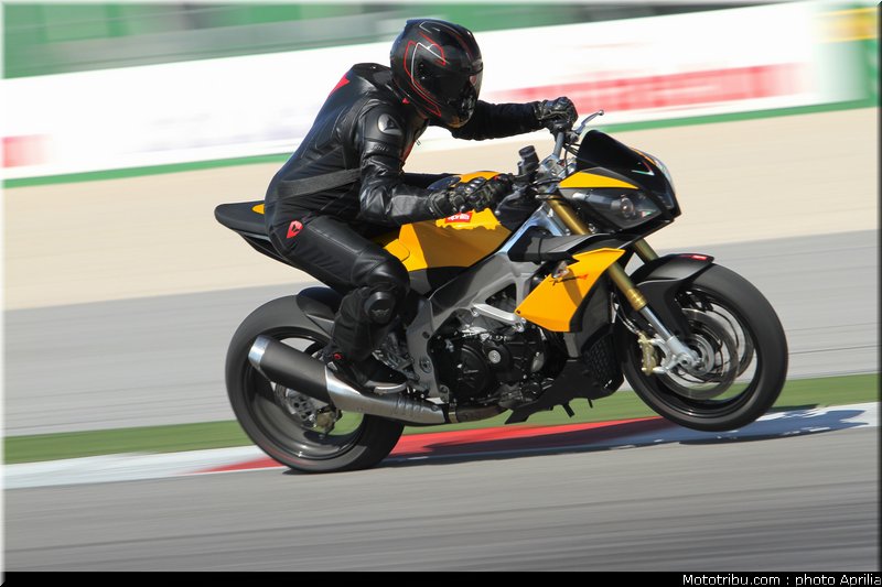 aprilia_v4_tuono_2011_0038