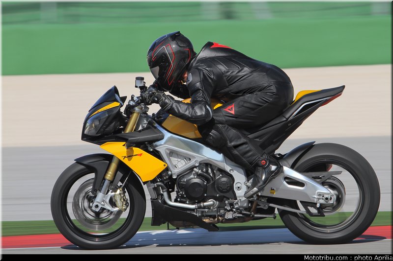 aprilia_v4_tuono_2011_0039