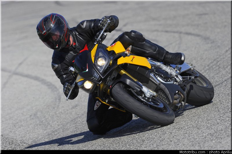 aprilia_v4_tuono_2011_0040