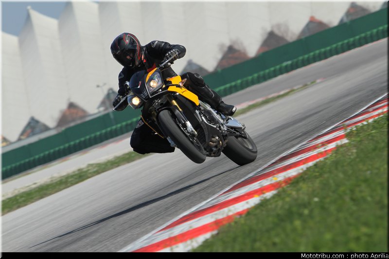 aprilia_v4_tuono_2011_0041