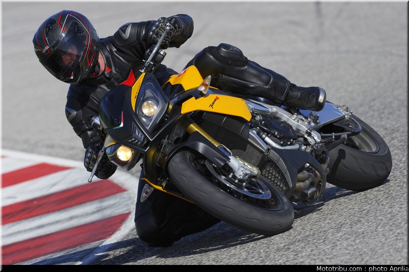 aprilia_v4_tuono_2011_0042