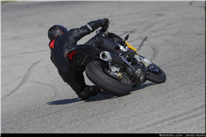 aprilia_v4_tuono_2011_0043