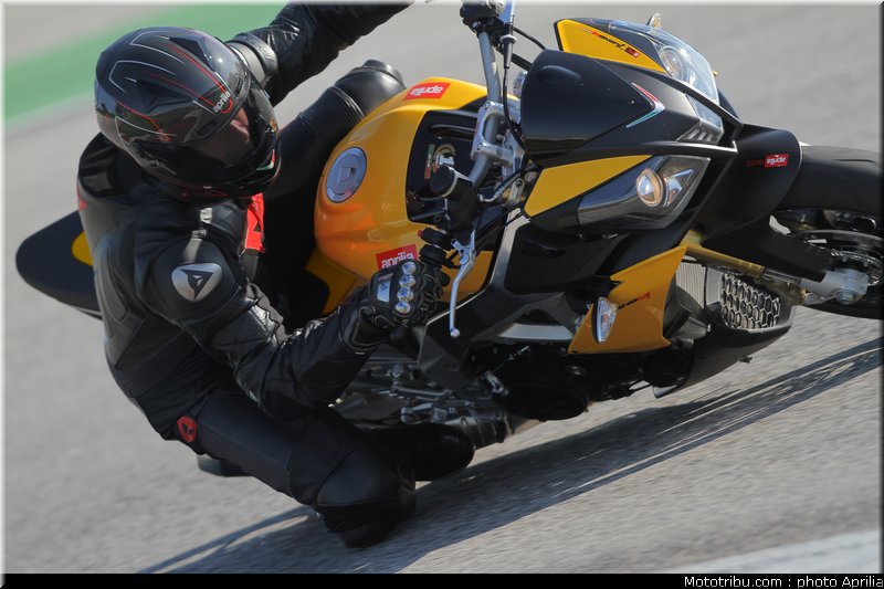 aprilia_v4_tuono_2011_0045
