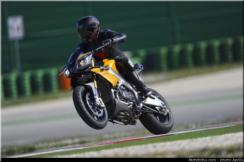 aprilia_v4_tuono_2011_0049