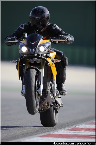 aprilia_v4_tuono_2011_0050