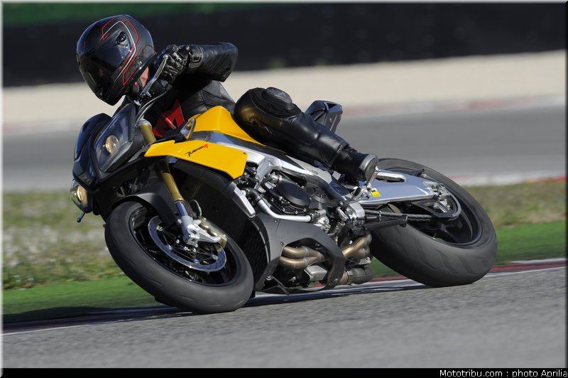 aprilia_v4_tuono_2011_0053